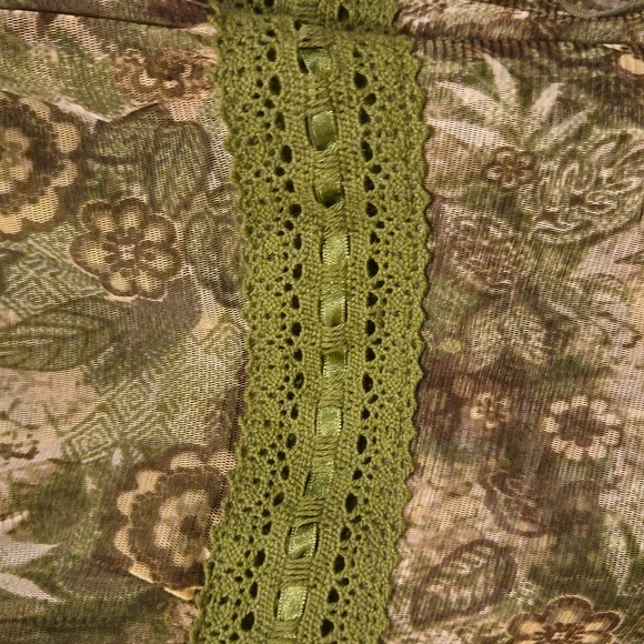 Ladies top - Picture 2 of 3